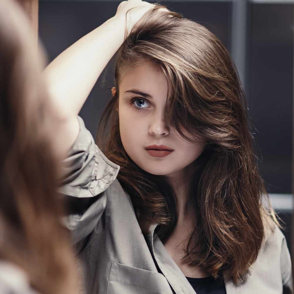 Portrait einer selbstbewussten Frau beim Styling