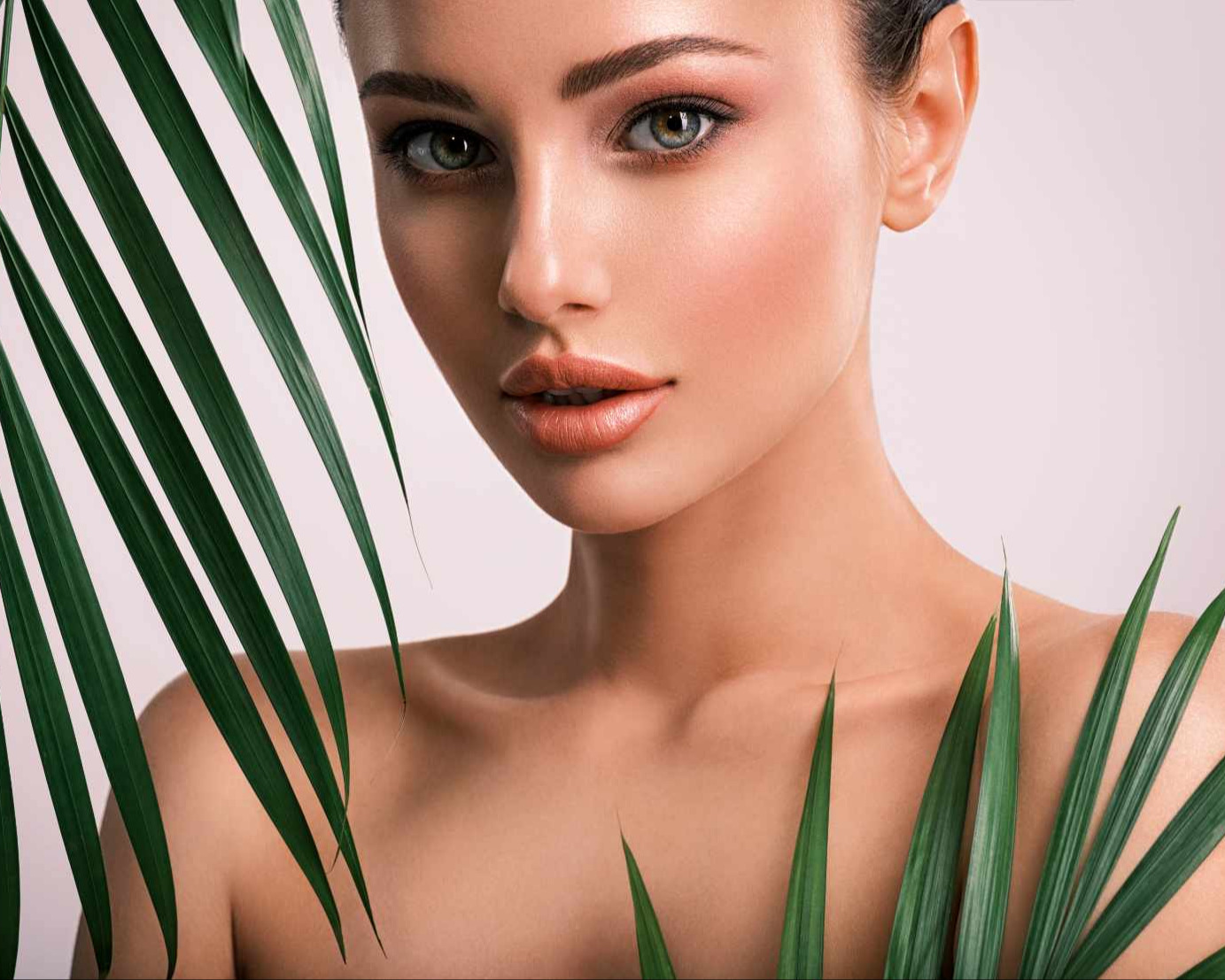 Eine Frau die mit exotischem Mangoduft masiert wird