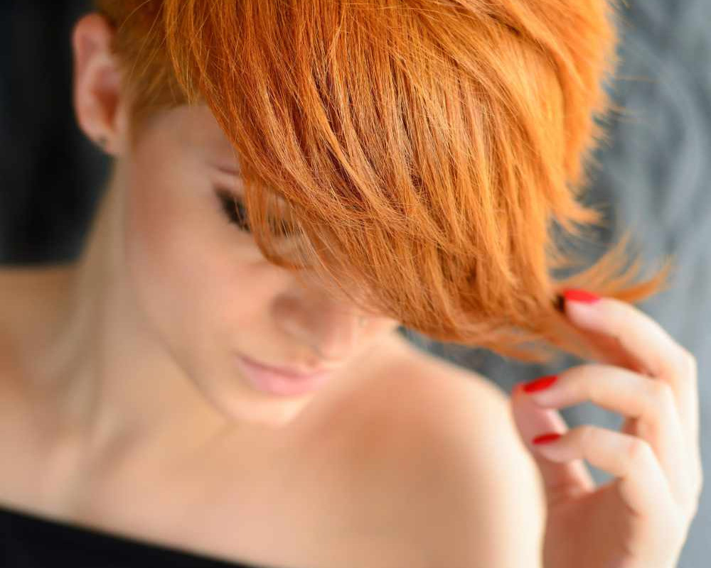 Eine liegende Frau mit langen braune Haare