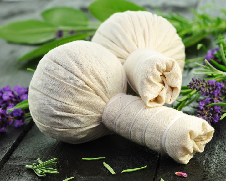 Zwei Herbal Stamps die aufeinander liegen umgeben von Lavendel
