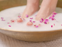 F&uuml;&szlig;e in einen bl&uuml;ten Fu&szlig;bad