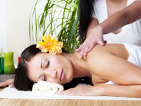 Eine Frau wird mit Orangen&ouml;l massiert.